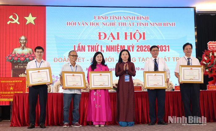 Lãnh đạo Sở Nội Vụ trao Bằng khen của Chủ tịch UBND tỉnh cho các tập thể đạt thành tích xuất sắc giai đoạn 2020 - 2025.