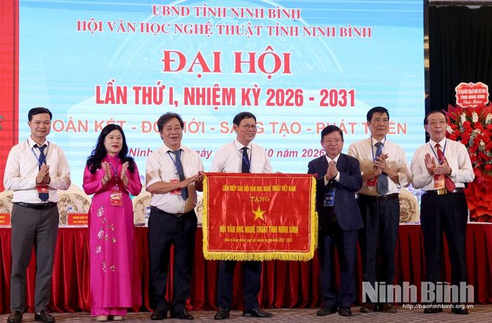 PGS, TS, Nhạc sĩ Đỗ Hồng Quân, Phó Chủ tịch Ủy ban Trung ương MTTQ Việt Nam, Bí thư Đảng ủy, Chủ tịch Liên hiệp các hội VHNT Việt Nam tặng Cờ thi đua của Liên hiệp các Hội VHNT Việt Nam cho Hội VHNT tỉnh - đơn vị hoàn thành xuất sắc nhiệm vụ giai đoạn 2020 - 2025.
