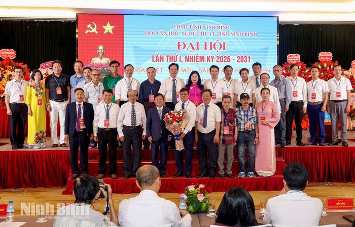 PGS, TS, Nhạc sĩ Đỗ Hồng Quân, Phó Chủ tịch Ủy ban Trung ương MTTQ Việt Nam, Bí thư Đảng ủy, Chủ tịch Liên hiệp các hội VHNT Việt Nam tặng hoa chúc mừng Ban Chấp hành Hội VHNT tỉnh khóa I, nhiệm kỳ 2026 - 2031.