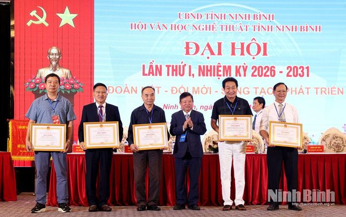 PGS, TS, Nhạc sĩ Đỗ Hồng Quân, Phó Chủ tịch Ủy ban Trung ương MTTQ Việt Nam, Bí thư Đảng ủy, Chủ tịch Liên hiệp các hội VHNT Việt Nam trao Bằng khen của Liên hiệp các Hội VHNT Việt Nam cho các tập thể có thành tích xuất sắc.