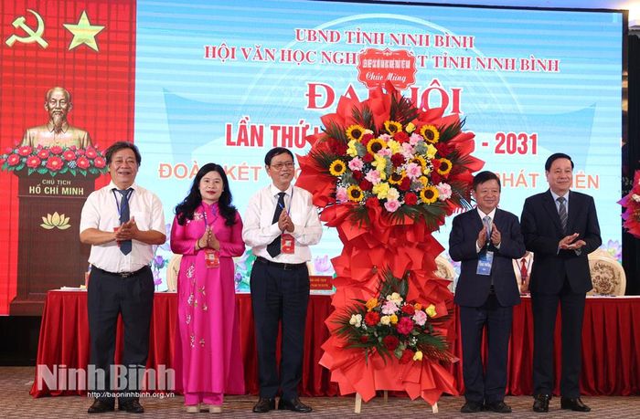 PGS, Tiến sĩ, Nhạc sĩ Đỗ Hồng Quân, Phó Chủ tịch Ủy ban Trung ương MTTQ Việt Nam, Bí thư Đảng ủy, Chủ tịch Liên hiệp các hội VHNT Việt Nam tặng hoa chúc mừng Đại hội.