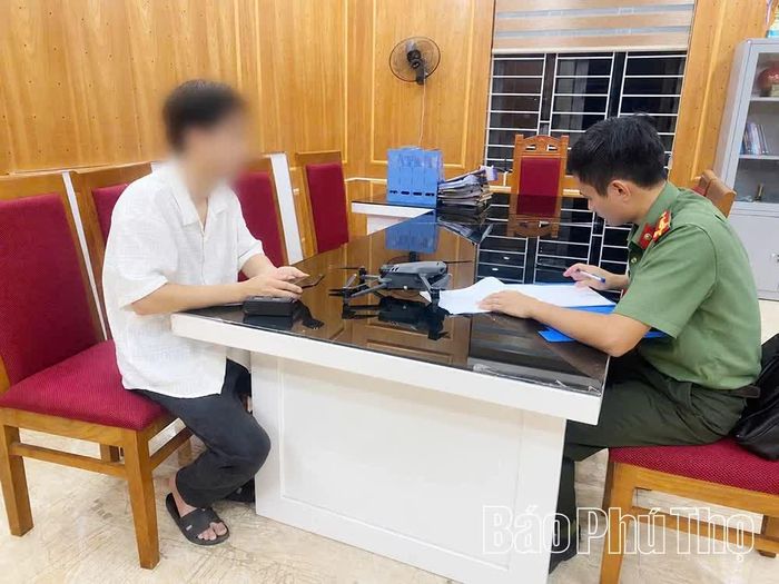 Công an phường Vĩnh Yên làm việc với chủ phương tiện bay không người lái.