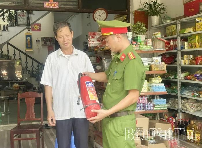 Công an xã Hiền Quan hướng dẫn người dân sử dụng bình chữa cháy.