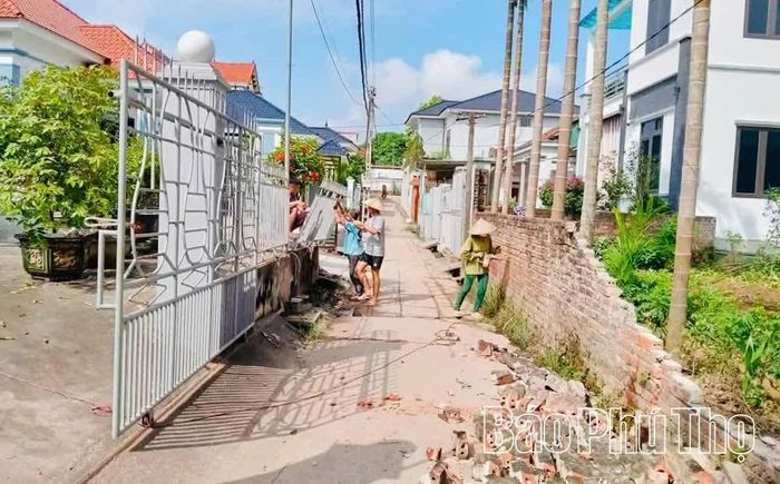Nhân dân thôn 5, xã Đỗ Xuyên khẩn trương dịch rào, phá tường để thi công mở rộng tuyến đường liên thôn.