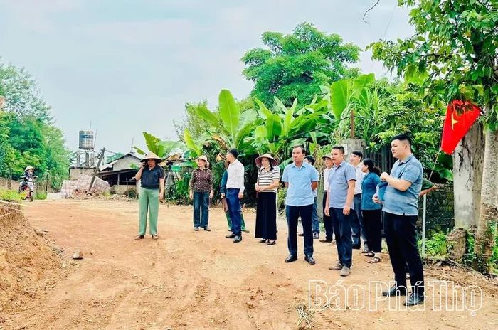 Lãnh đạo xã Cẩm Khê và thôn Thịnh Sơn thăm, động viên bà con Nhân dân trong phong trào hiến đất làm đường giao thông.