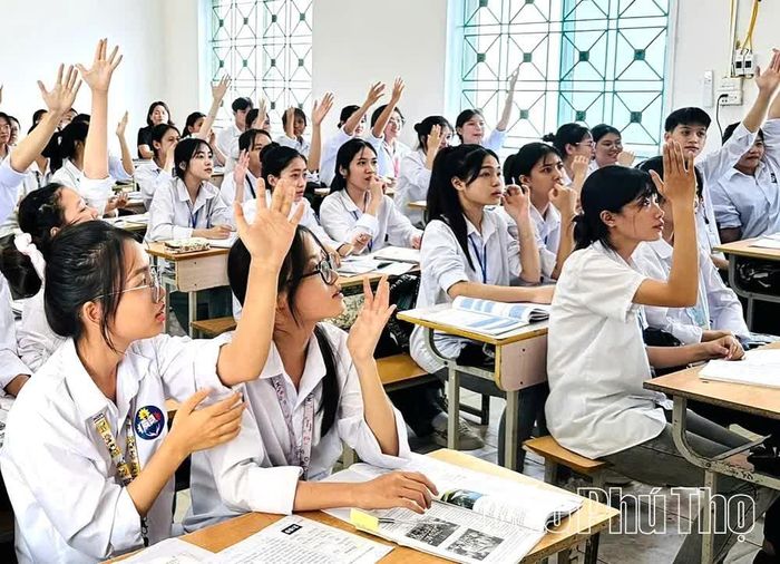 Học sinh Trường THPT Vĩnh Chân trong giờ học môn Lịch sử.