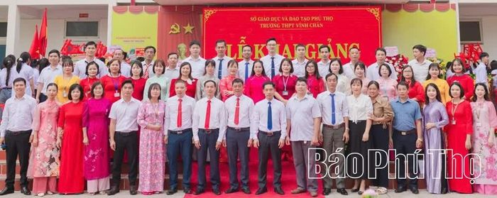 Tập thể cán bộ, giáo viên, nhân viên Trường THPT Vĩnh Chân thi đua xây dựng trường học an toàn, thân thiện và bình đẳng.