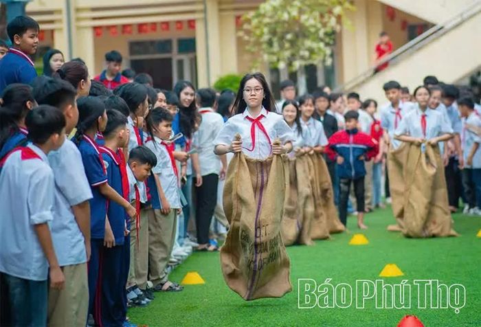 Trò chơi nhảy bao bố của học sinh Trường THCS Định Trung, phường Vĩnh Phúc.