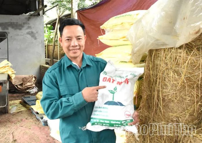 Anh Nguyễn Văn Thảo với sản phẩm phân ủ hữu cơ.