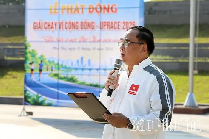 Ông Bùi Văn Huấn - Chủ tịch Hội Bảo trợ người khuyết tật và trẻ mồ côi tỉnh phát biểu khai mạc.