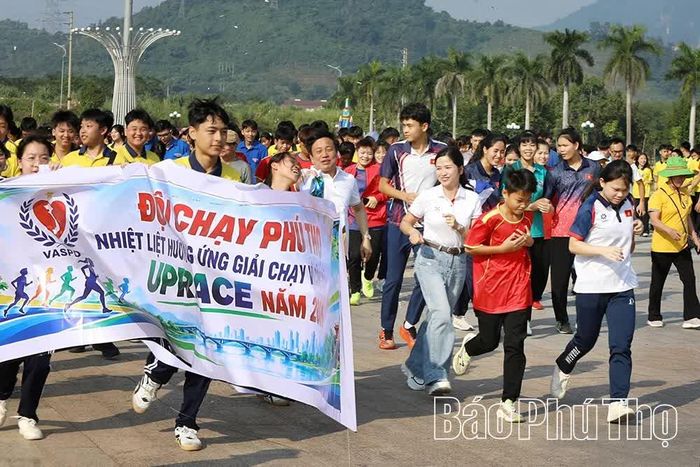 Đại biểu, vận động viên và đông đảo Nhân dân tham gia chạy hưởng ứng.