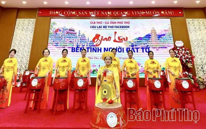Tiết mục "Đất Tổ tình người" của CLB thơ Việt Nam, chi nhánh Việt Trì tại chương trình.