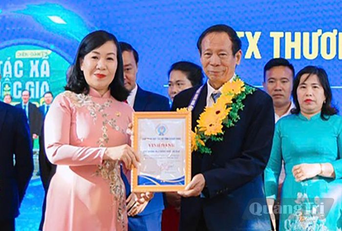 Ông Hồ Văn Son tại lễ vinh danh các đơn vị có thành tích cao trong phát triển kinh tế tập thể năm 2025 - Ảnh: NVCC