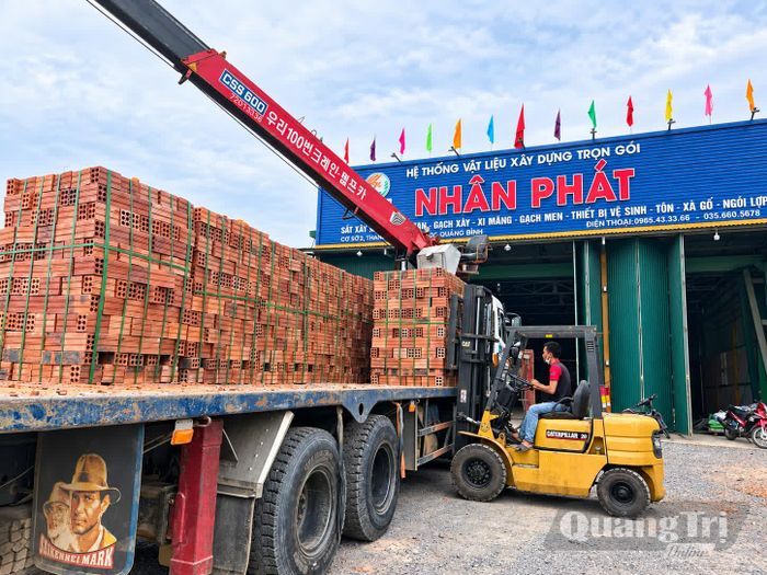 Hoạt động sản xuất, kinh doanh tại Công ty TNHH Tôn Nhân Phát - Ảnh: M.H