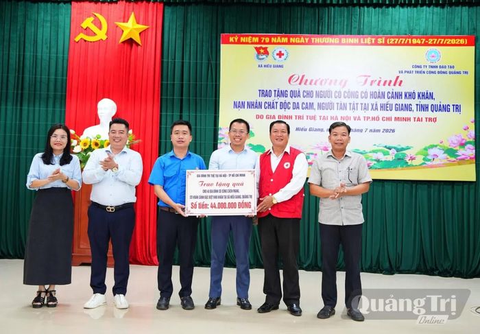 Anh Nguyễn Quý Nhật Linh, Ủy viên Ban Chấp hành Tỉnh đoàn, Bí thư Đoàn xã Hiếu Giang (áo xanh thanh niên) cùng các đại biểu tiếp nhận hỗ trợ quà an sinh xã hội - Ảnh: H.L