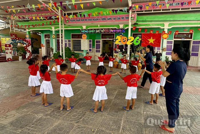 Cô và trò trường Mầm non A Dơi-Phân hiệu Xy - Ảnh: M.H