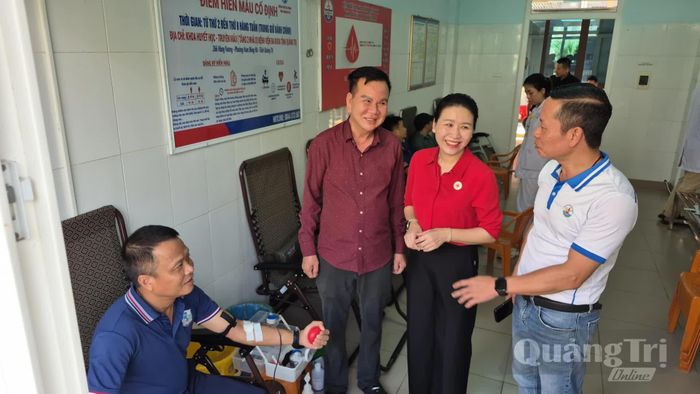 Đại diện các đơn vị thăm hỏi, động viên doanh nhân tham gia hiến máu tình nguyện - Ảnh: B.C