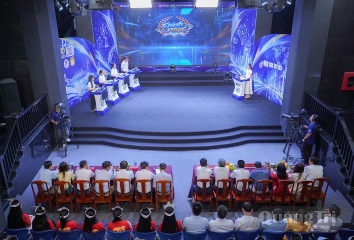 4 thí sinh đầu tiên đến từ các trường: THPT Chuyên Lê Quý Đôn, THPT Cam Lộ, Phổ thông dân tộc nội trú Nam Quảng Trị, THCS và THPT Đakrông tranh tài trận đầu tiên vòng loại chương trình Chinh phục 2026 - Ảnh: L.T