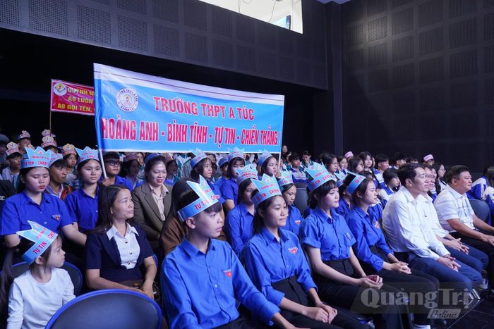 Đông đảo cán bộ, giáo viên và học sinh các trường đến cổ vũ cho các thí sinh trong 2 ngày thi đấu các trận vòng loại đầu tiên - Ảnh: L.T