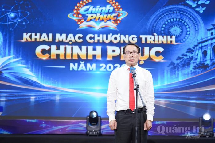 Ông Mai Huy Phương, Phó Giám đốc Sở Giáo dục và Đào tạo phát biểu tại lễ khai mạc chương trình Chinh phục 2026 - Ảnh: L.T