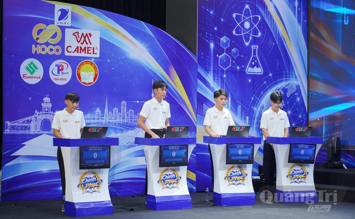 4 nam sinh cùng tranh tài trong trận 3 vòng loại Chinh phục năm 2026 trong chiều 11/10 - Ảnh: L.T