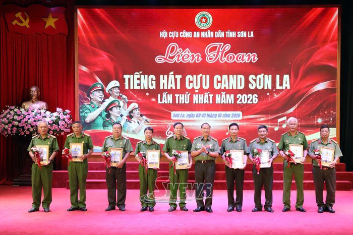 Ban tổ chức tặng giấy khen các đoàn văn nghệ quần chúng tham gia liên hoan