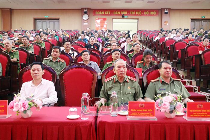 Các đại biểu dự liên hoan