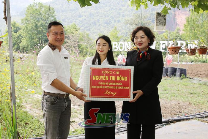 Đồng chí Phó Chủ tịch Quốc hội tặng quà HTX dịch vụ và du lịch nông nghiệp Bon Bon, phường Mộc Châu.