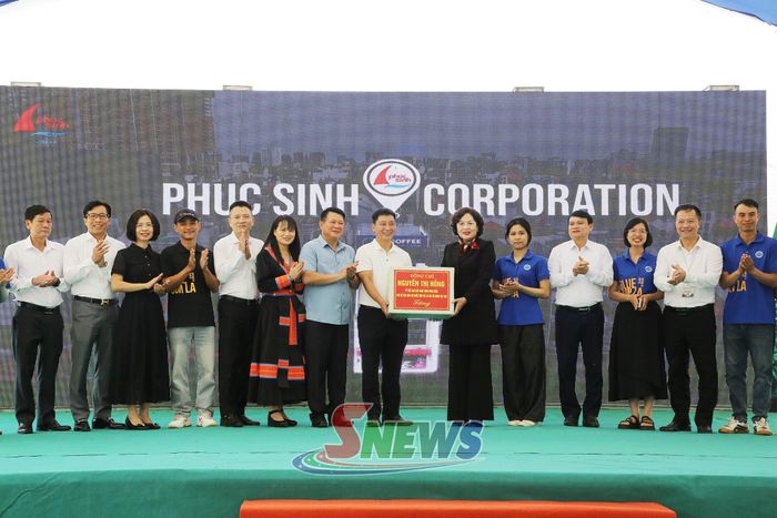 Đồng chí Phó Chủ tịch Quốc hội và đoàn công tác tặng quà cho Công ty Cổ phần Phúc Sinh Sơn La.