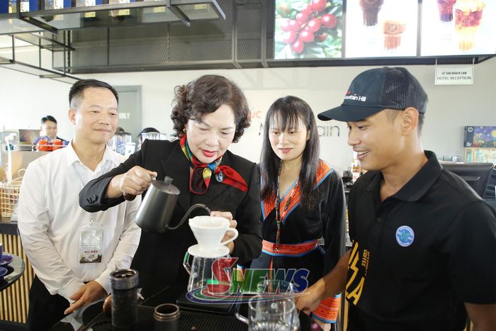 Đồng chí Phó Chủ tịch Quốc hội trải nghiệm tự tay pha chế cà phê.