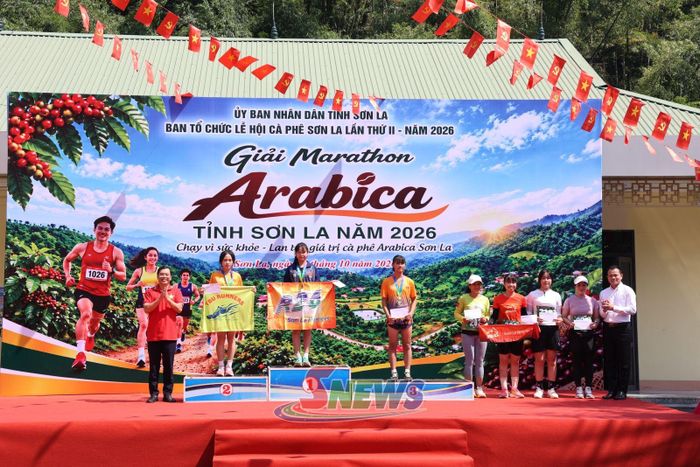 Ban tổ chức trao giải cự ly 15 km nội dung nữ cho các VĐV.