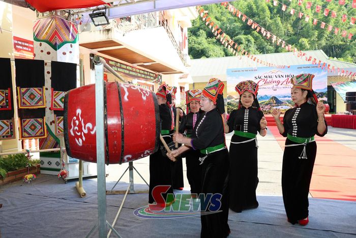 Nhân dân trải nghiệm không gian văn hoá phường Chiềng An.