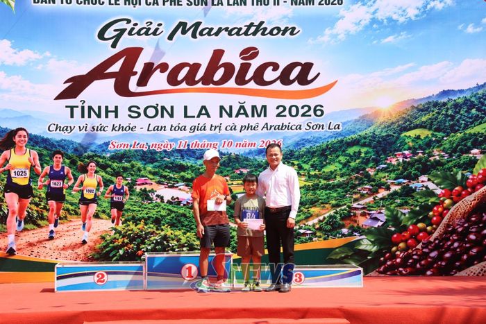 Ban tổ chức trao giải VĐV lớn tuổi nhất và VĐV nhỏ tuổi nhất.