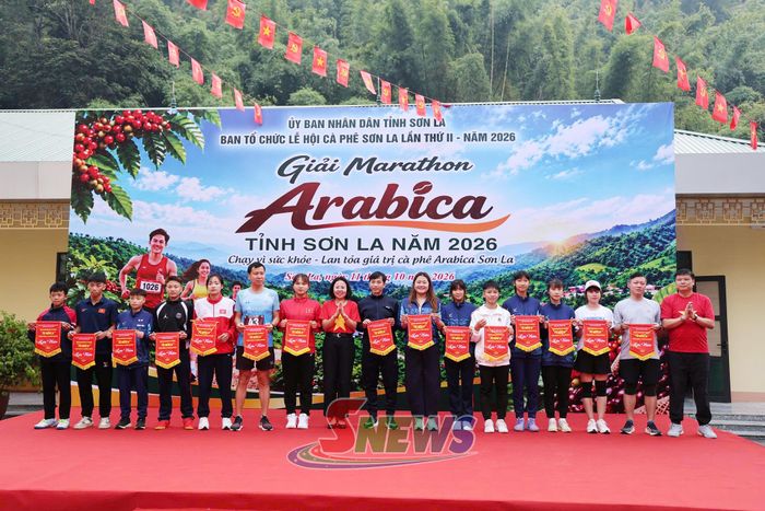 Ban tổ chức trao cờ lưu niệm cho các đơn vị tham gia.