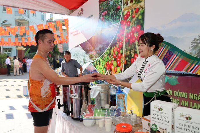 VĐV thưởng thức cà phê Arabica phường Chiềng An
