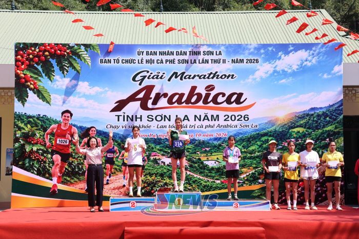 Ban tổ chức trao giải cự ly 5 km nội dung nữ cho các VĐV.