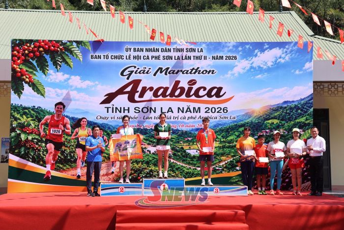 Ban tổ chức trao giải cự ly 10 km nội dung nữ cho các VĐV.