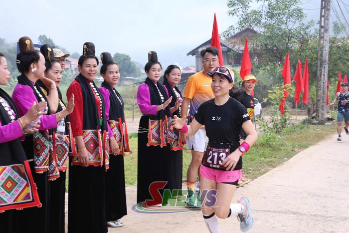 Đông đảo nhân dân tham gia cổ vũ VĐV