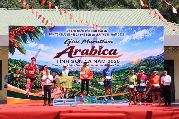 Ban tổ chức trao giải cự ly 15 km nội dung nam cho các VĐV.
