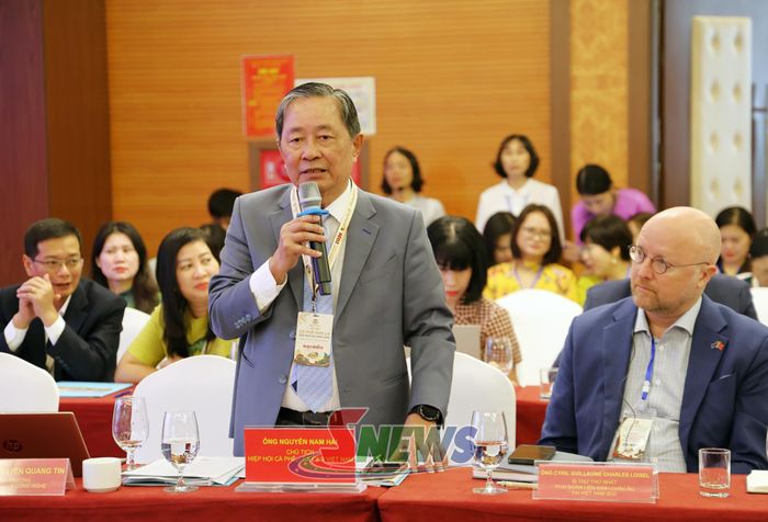 Các đại biểu phát biểu tại hội thảo.