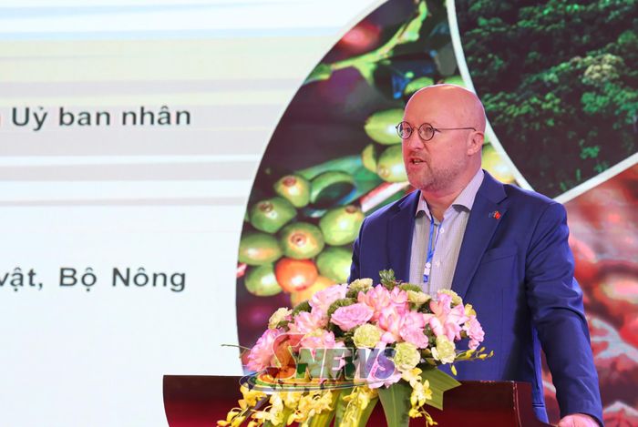 Các đại biểu phát biểu tại hội thảo.