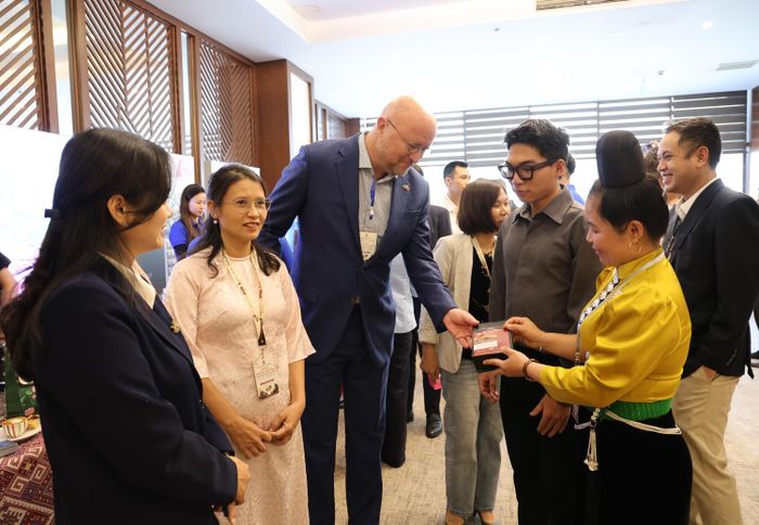 Các đại biểu, doanh nghiệp và HTX tham quan gian hàng trưng bày các sản phẩm cà phê.