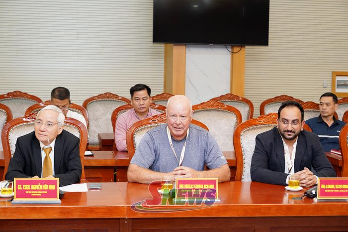 Ông Douglas Edward McKanna, Tổng giám đốc kiêm Nhà sáng lập Bunn Al Jazia - Ả Rập Xê Út tham gia ý kiến tại cuộc làm việc.