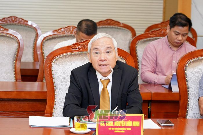 GS. TS Nguyễn Hữu Ninh tham gia ý kiến tại cuộc làm việc.