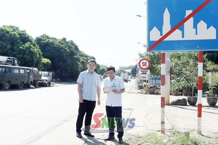 Cán bộ Sở Xây dựng và xã Mai Sơn kiểm tra thực địa khu vực cắm biển báo kết thúc khu dân cư trên địa bàn xã Mai Sơn.
