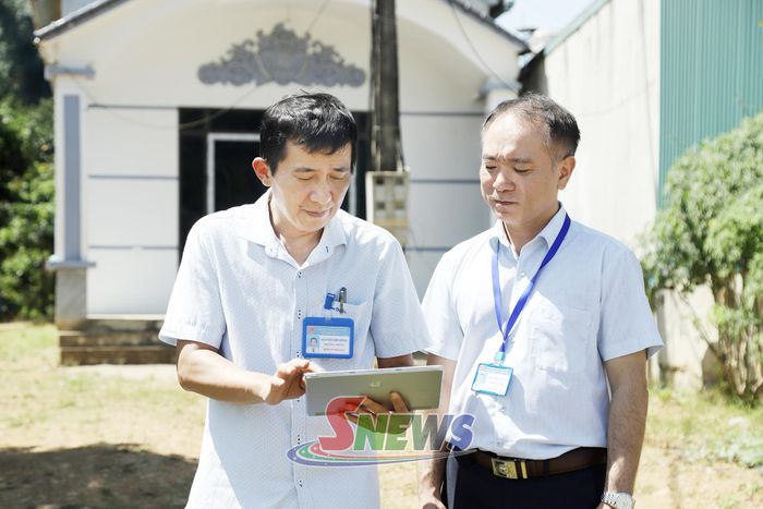 Cán bộ Sở Xây dựng và xã Chiềng Mung kiểm tra, rà soát, đánh giá hệ thống báo hiệu đường bộ trên địa bàn xã Chiềng Mung.