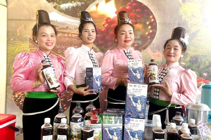Sản phẩm cà phê được trưng bày, giới thiệu tại phiên chợ.