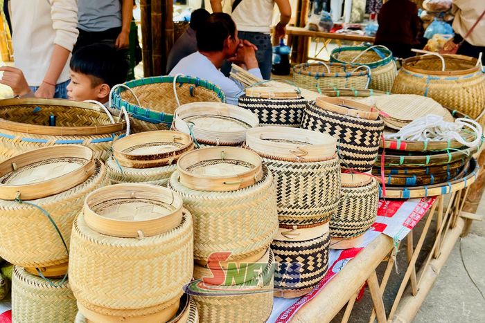 Các sản phẩm đan lát được bày bán tại phiên chợ.