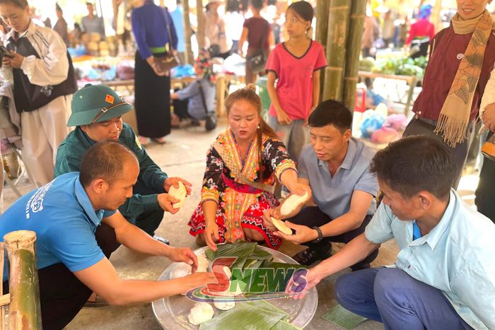 Người dân, du khách trải nghiệm nặn bánh dày.