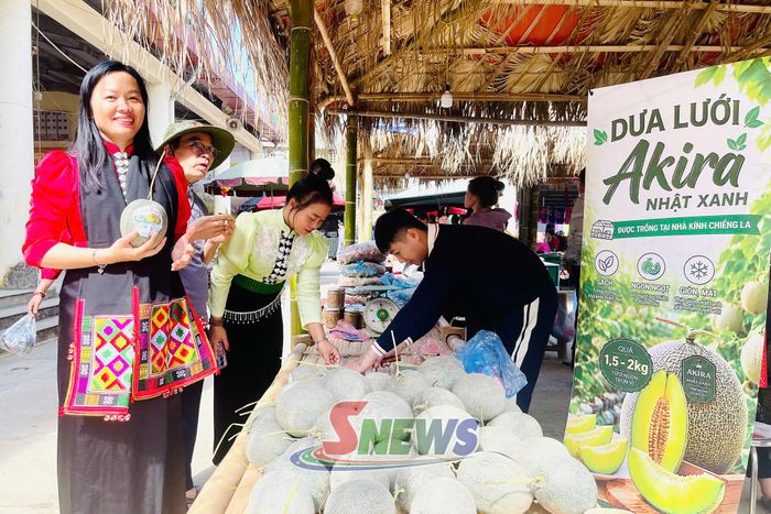 Sản phẩm dưới lưới Akiara Nhật xanh của xã Chiềng La được giới thiệu tại phiên chợ.